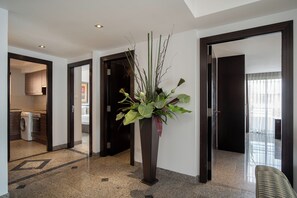 ห้องสวีท, 2 ห้องนอน |  บริเวณนั่งเล่น | ทีวีจอแอลซีดี 32 นิ้ว พร้อมช่องเคเบิล, ทีวี