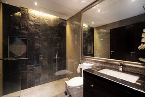 Suite, 2 habitaciones | Baño | Cabezal de ducha tipo lluvia y artículos de higiene personal gratuitos