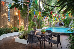 Una piscina al aire libre