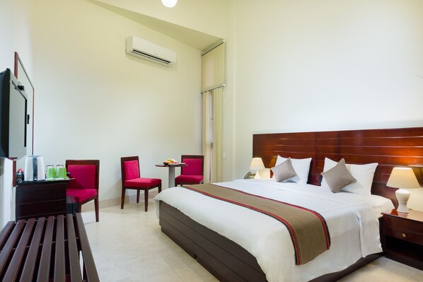 أغطية فراش متميزة ومكتب وستائر تعتيم ومكواة/لوح كي