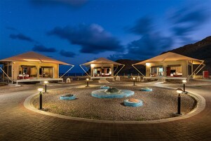 Fachada da propriedade à noite