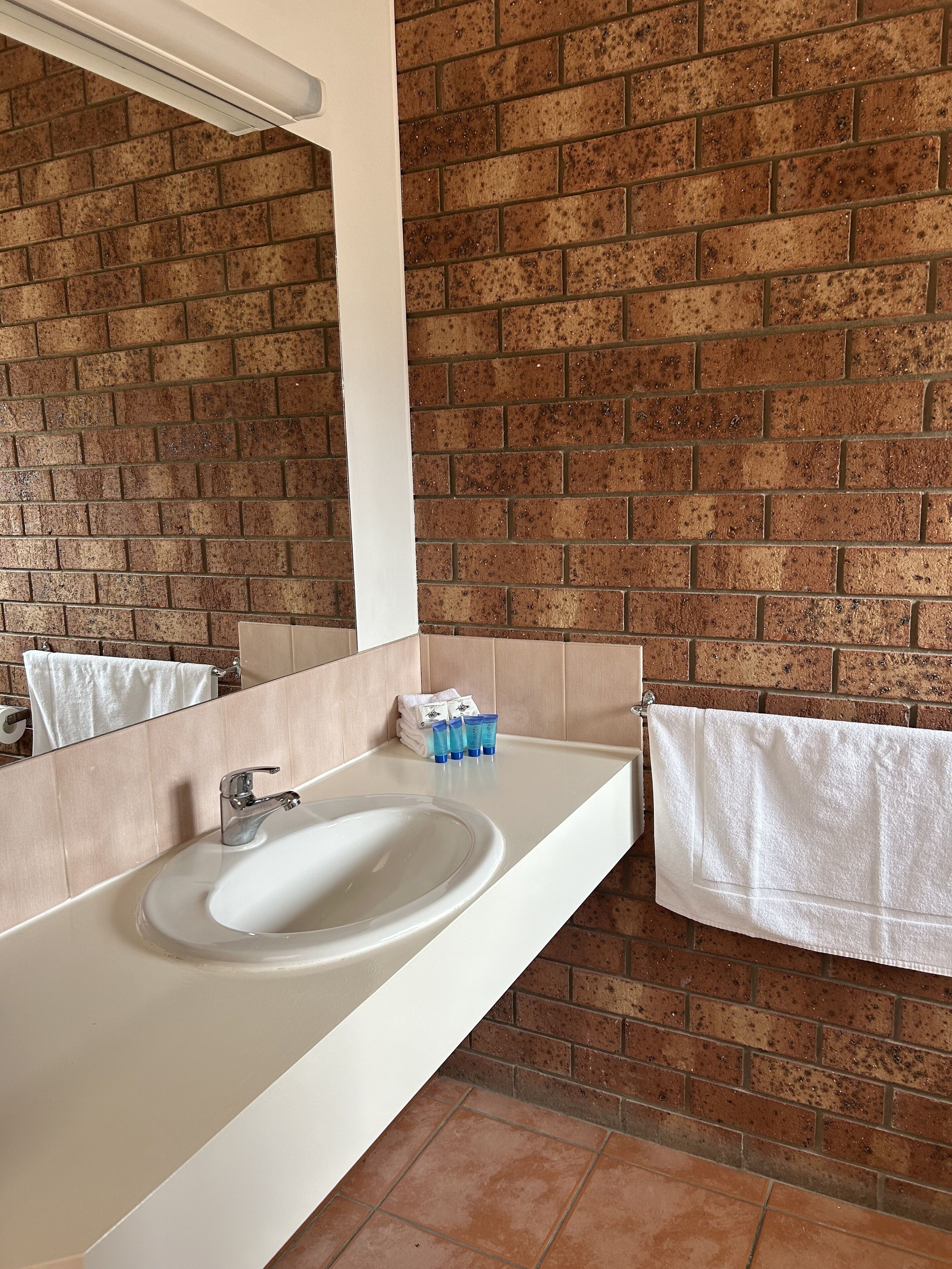 Queen Room | Bathroom | Free toiletries, hair dryer (on request), towels