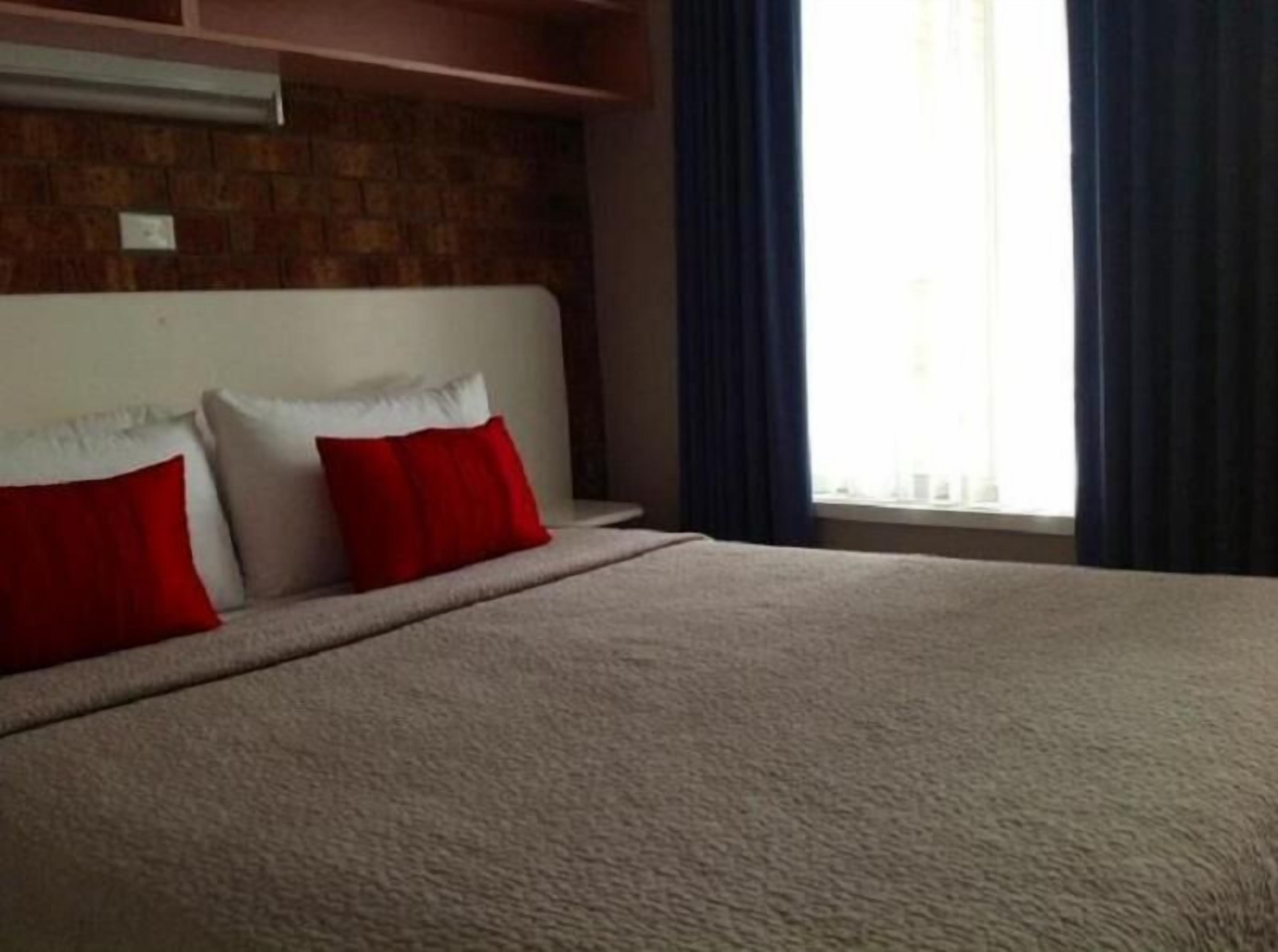 Iron/ironing board, bed sheets