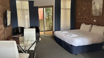 Queen Room | Iron/ironing board, free WiFi, bed sheets