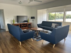 Deluxe Family Room | Living area | Flat-screen TV, DVD player - Portarlington Beach Motel (Portarlington)