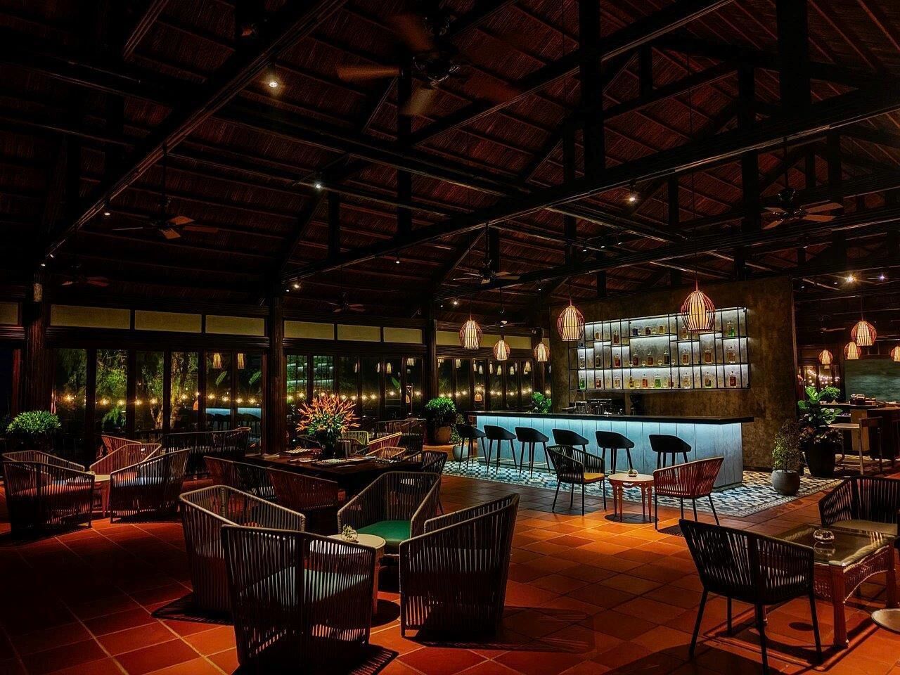 Eine großzügige Bar mit hohen Decken und rustikalem Holzinterieur.