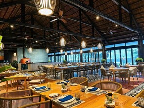 3 restaurants, breakfast, lunch, dinner served; international cuisine  - Vinpearl Resort & Spa Phu Quoc (Phu Quoc)