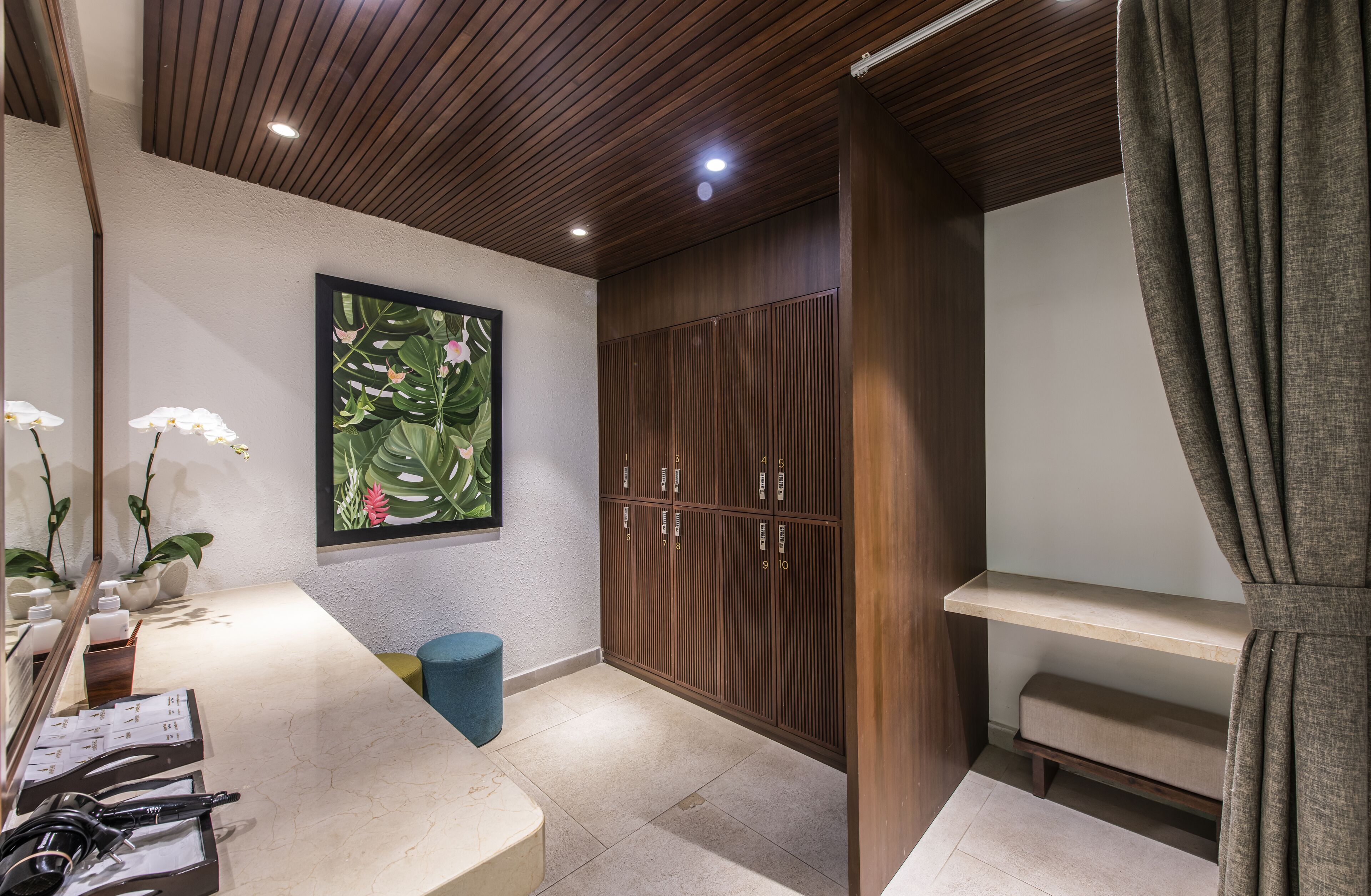 sauna, hot tub, steam room, body treatments, aromatherapy, body wraps