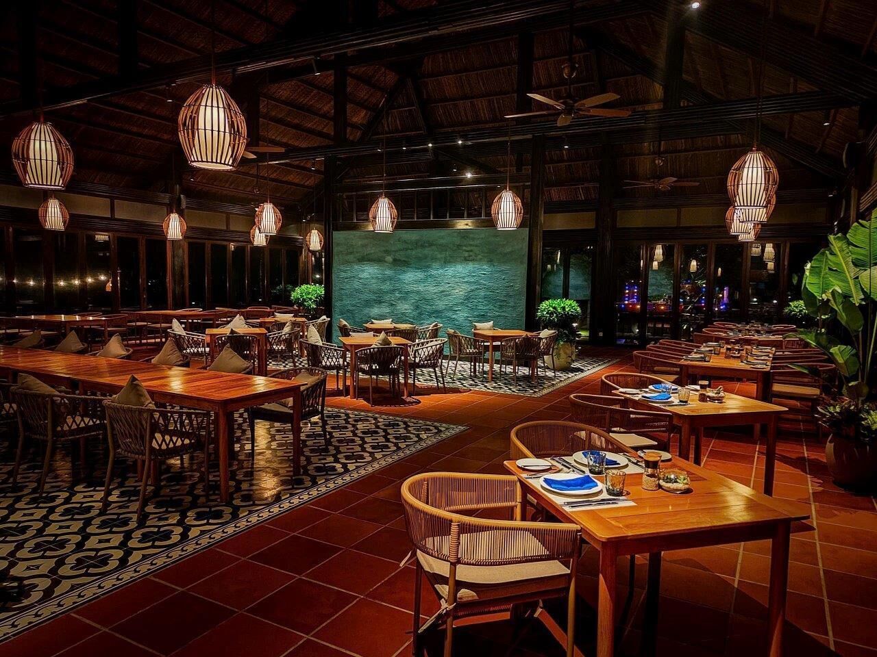 3 restaurants, breakfast, lunch, dinner served; international cuisine