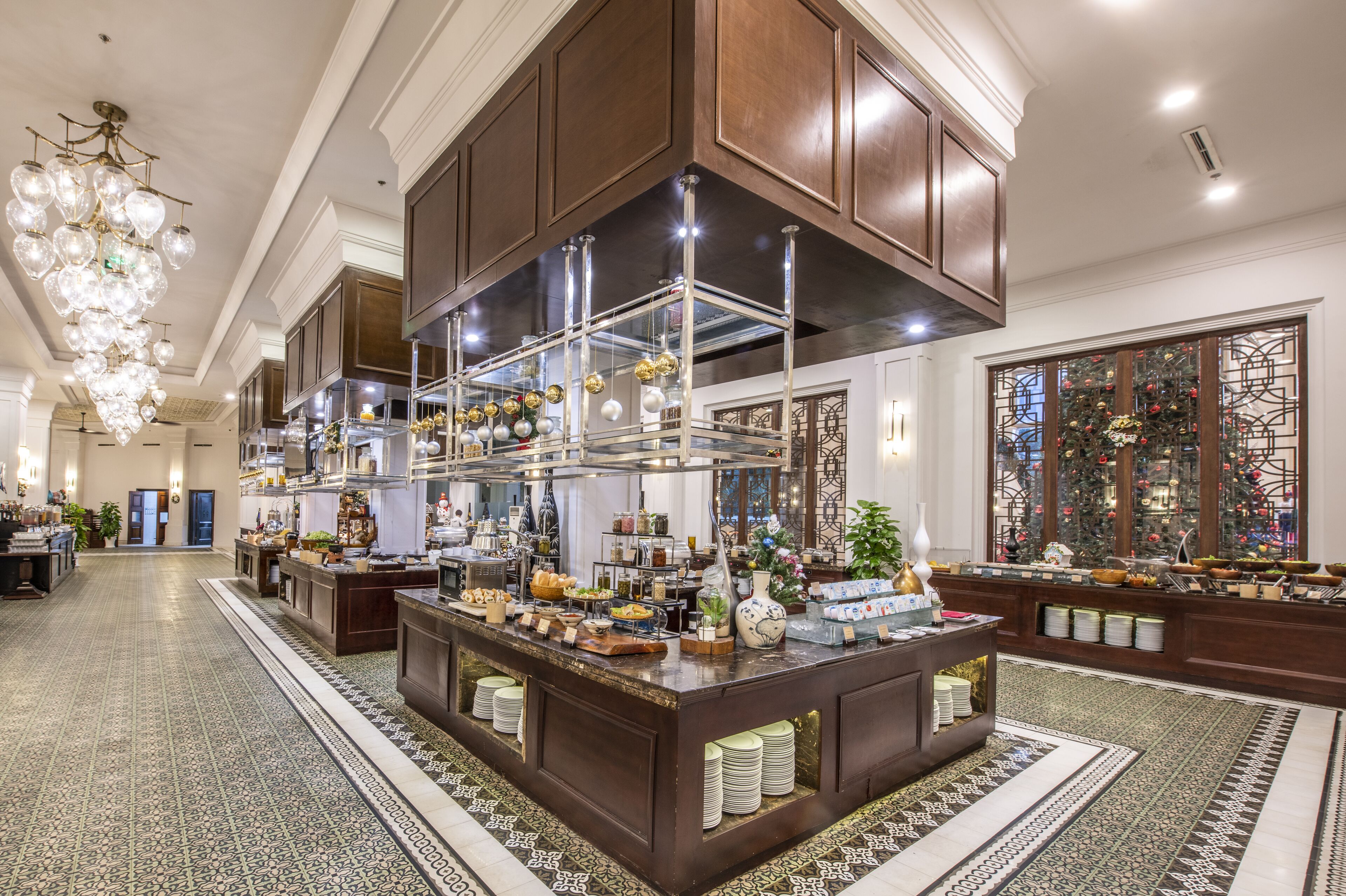 3 restaurants, breakfast, lunch, dinner served; international cuisine