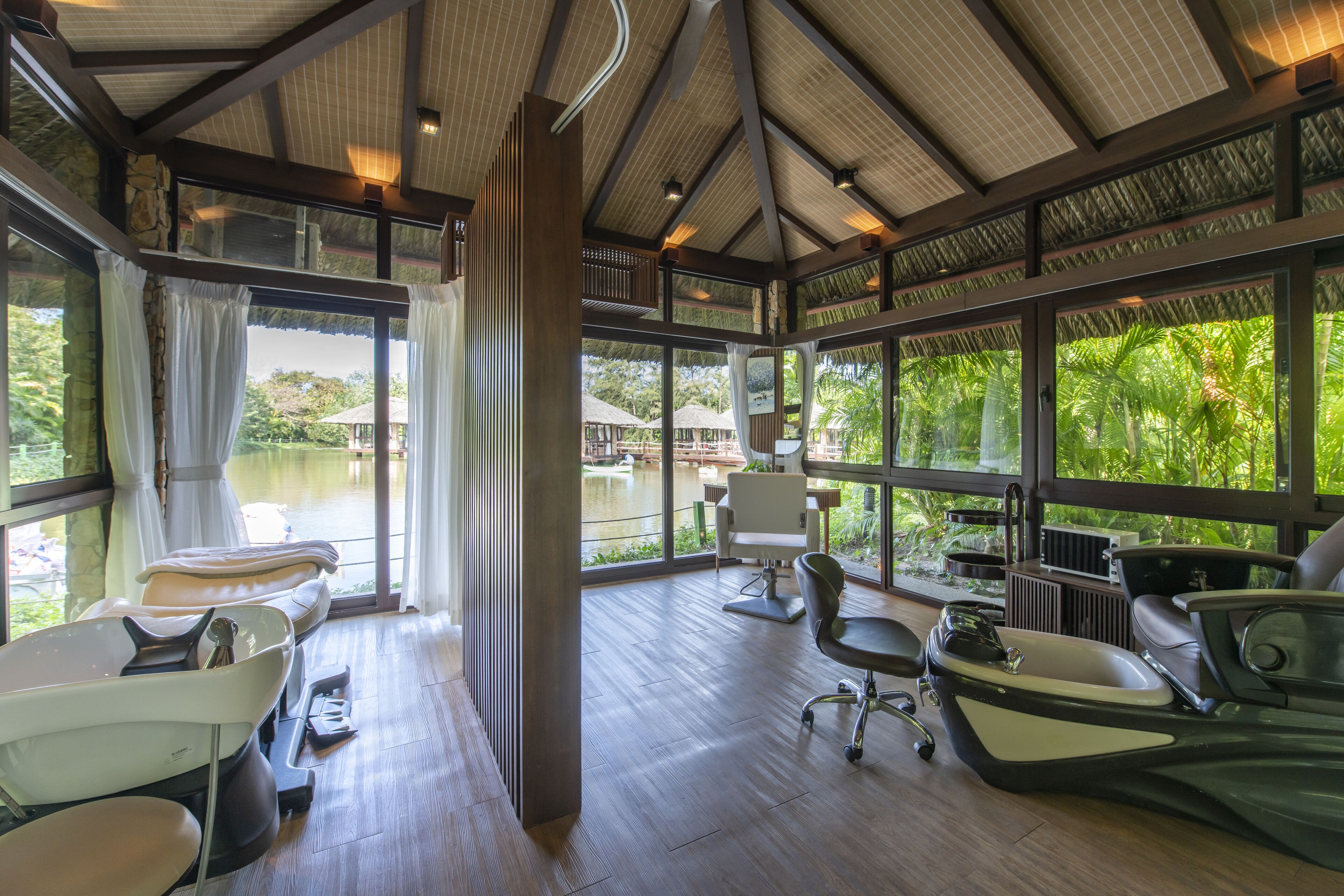 sauna, hot tub, steam room, body treatments, aromatherapy, body wraps