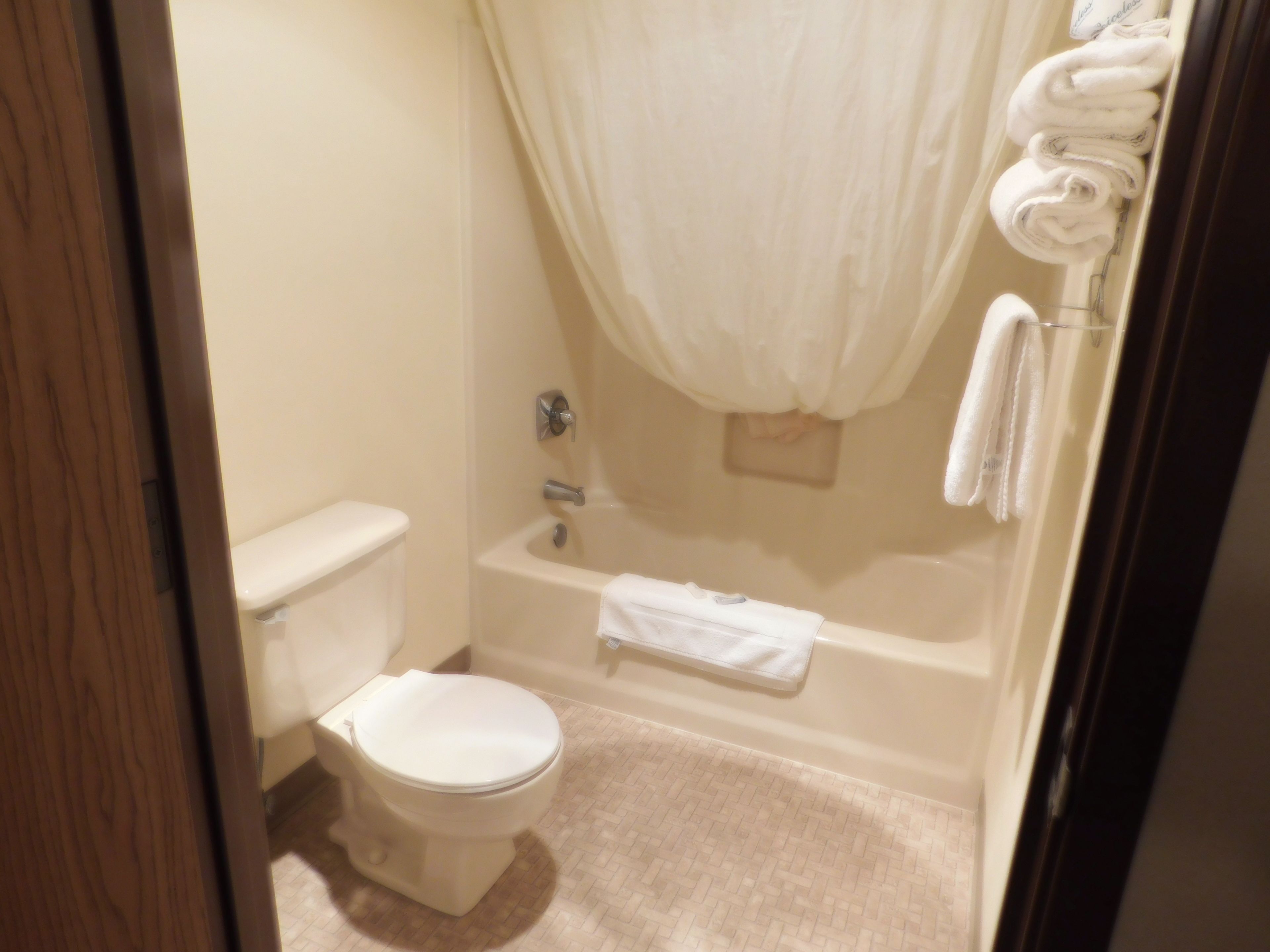 Habitación básica doble, 2 camas Queen size, refrigerador y microondas | Baño | Tina con regadera, amenidades de baño gratuitas, secadora de cabello 