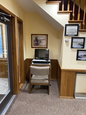 Business center - AmeriVu Inn and Suites (Prentice)