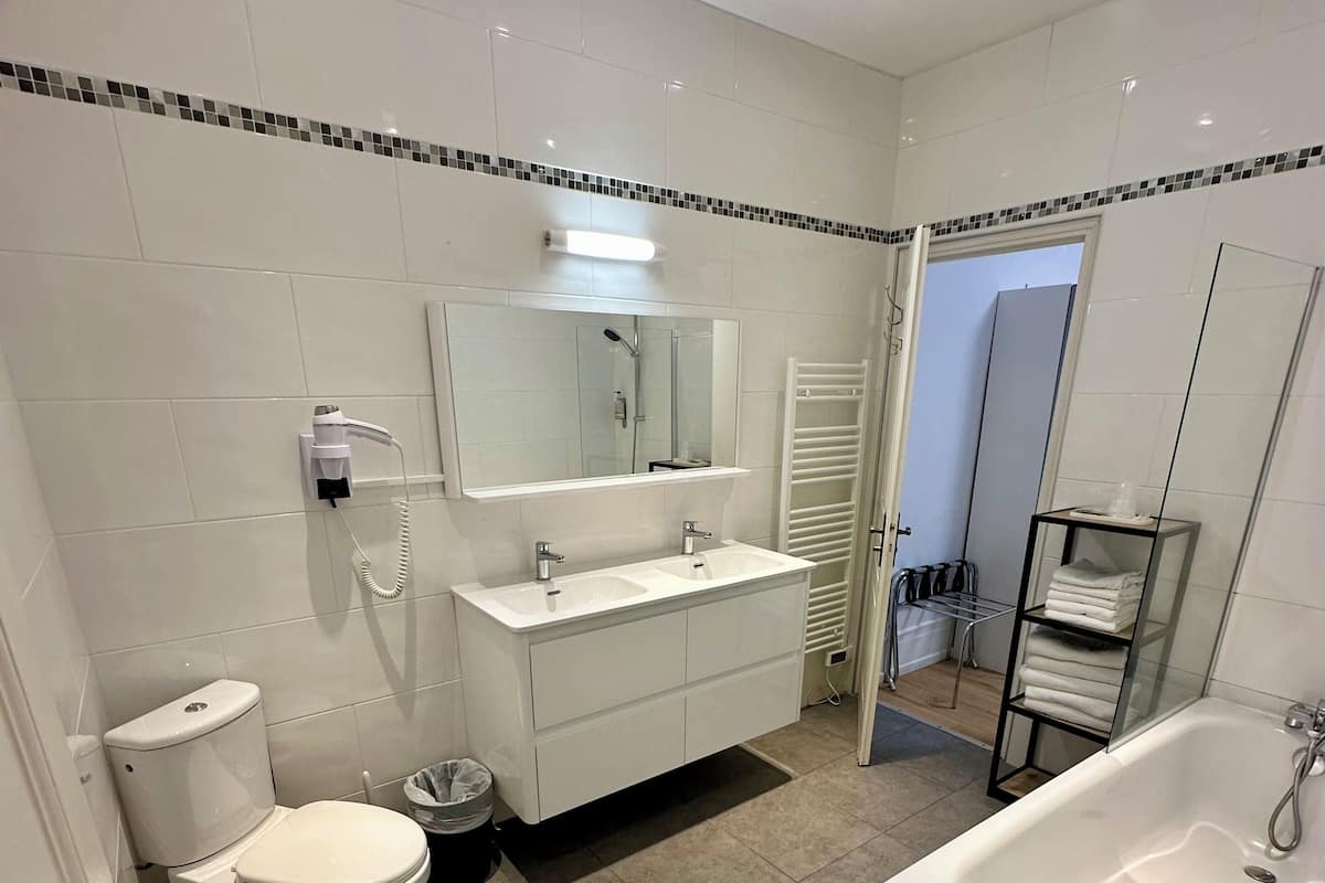 Habitació familiar | Bany | Articles de tocador gratuïts, assecador de cabells i tovalloles