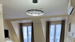 Une chambre d’hôtel moderne avec deux lits, un bureau et une vue sur la ville.