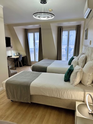 Standard Triple Room | In-room safe, desk, blackout curtains, soundproofing - Hôtel Océanic (Paris)