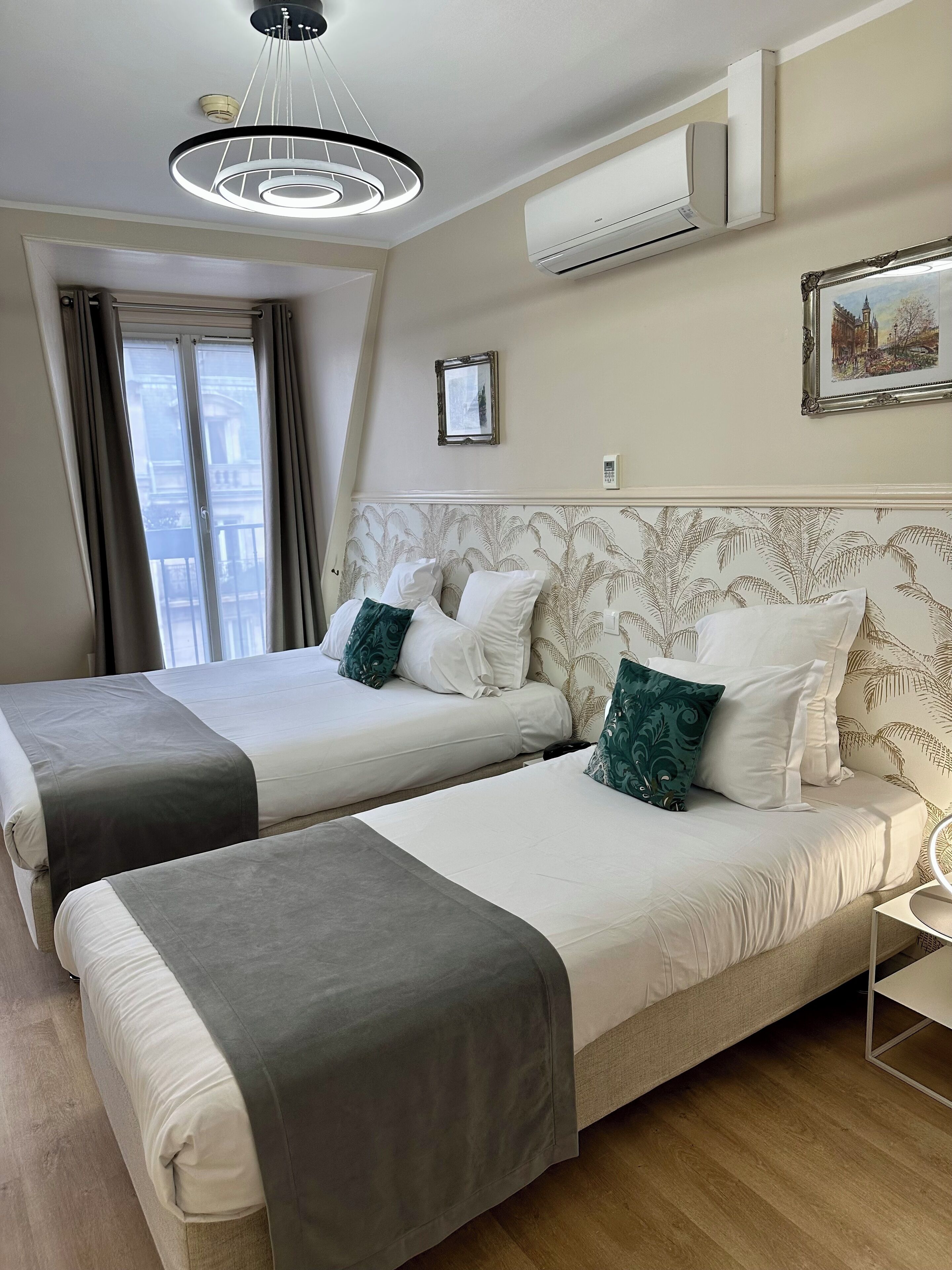 Standardværelse til 3 personer | Pengeskab på værelset, skrivebord, mørklægningsgardiner, lydisolering