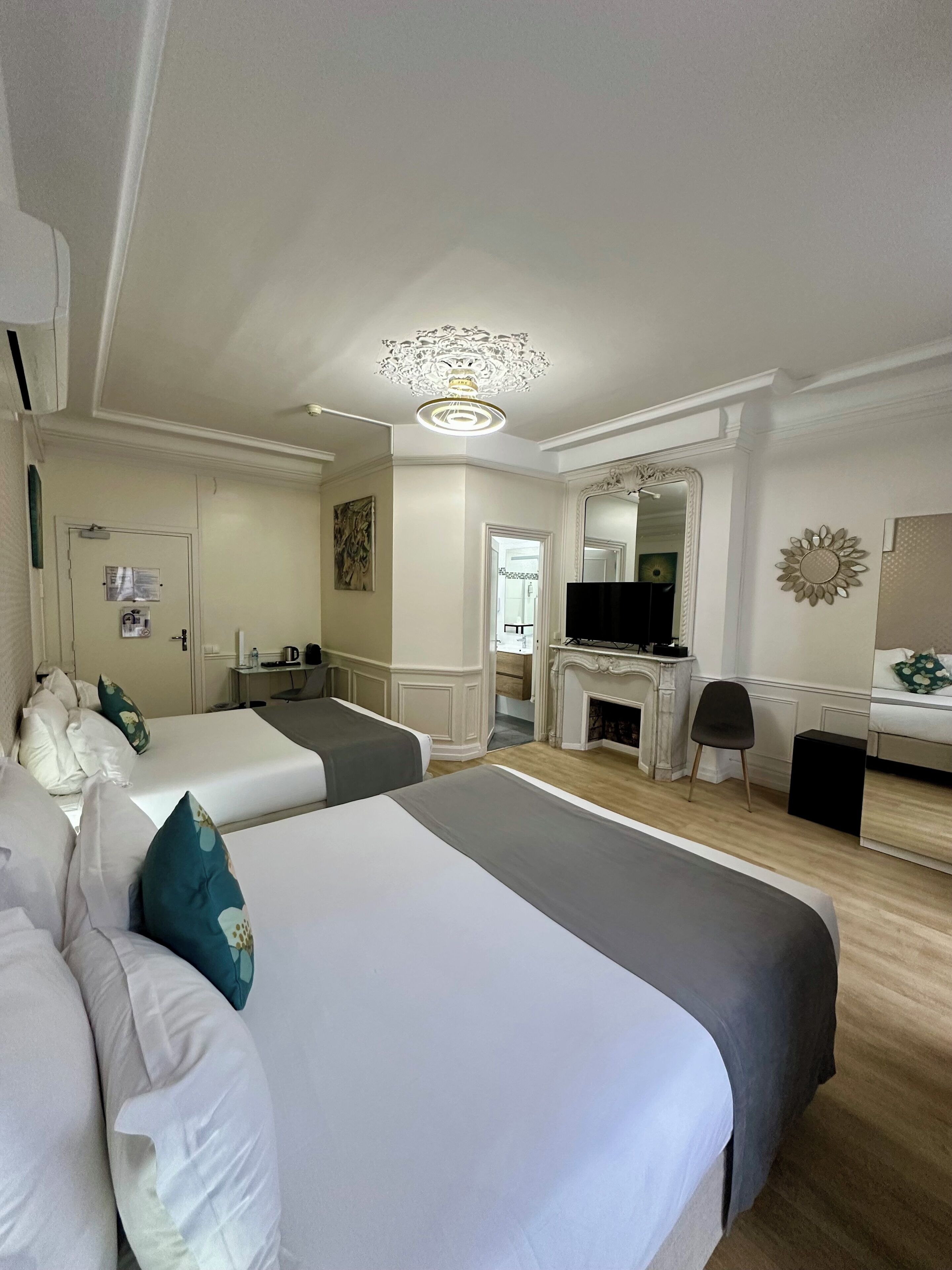 Superior-værelse | Pengeskab på værelset, skrivebord, mørklægningsgardiner, lydisolering