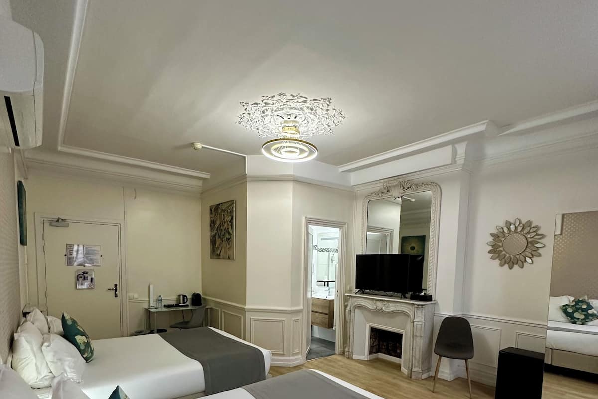 Habitació superior | Caixa forta a l'habitació, escriptori i cortines opaques