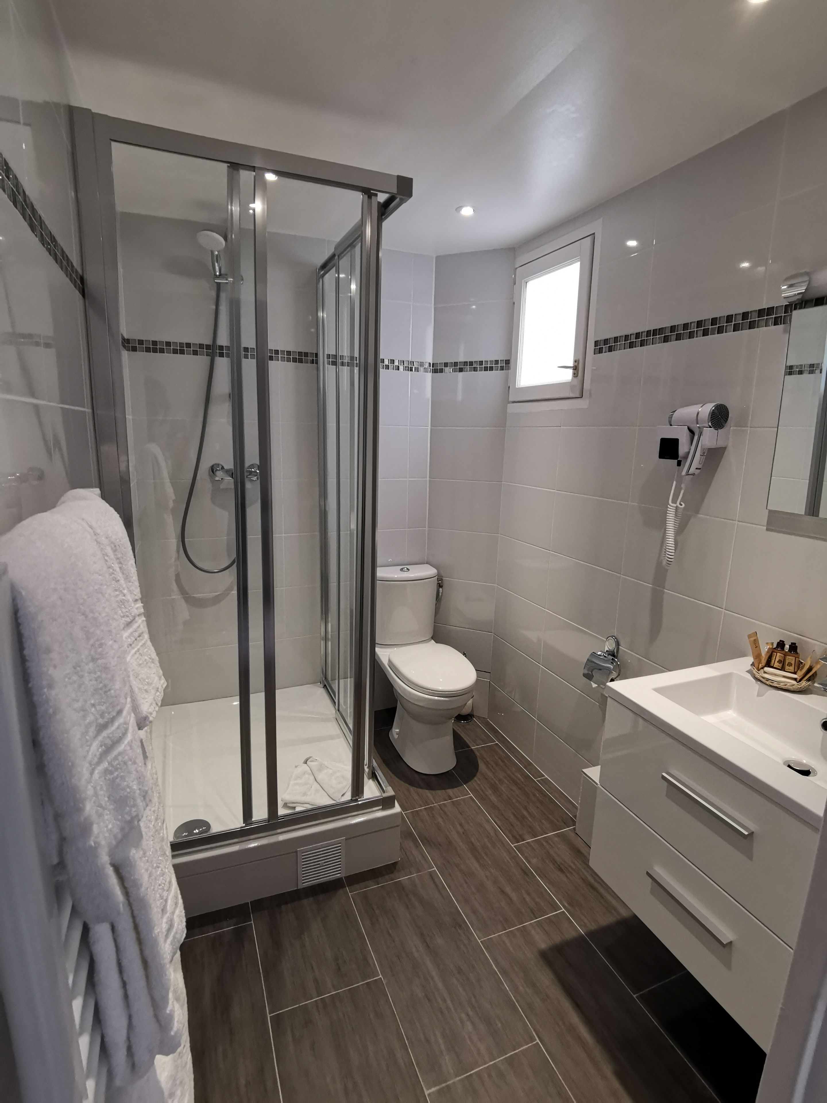 standard triple room | bathroom | free toiletries, hair dryer, towels
