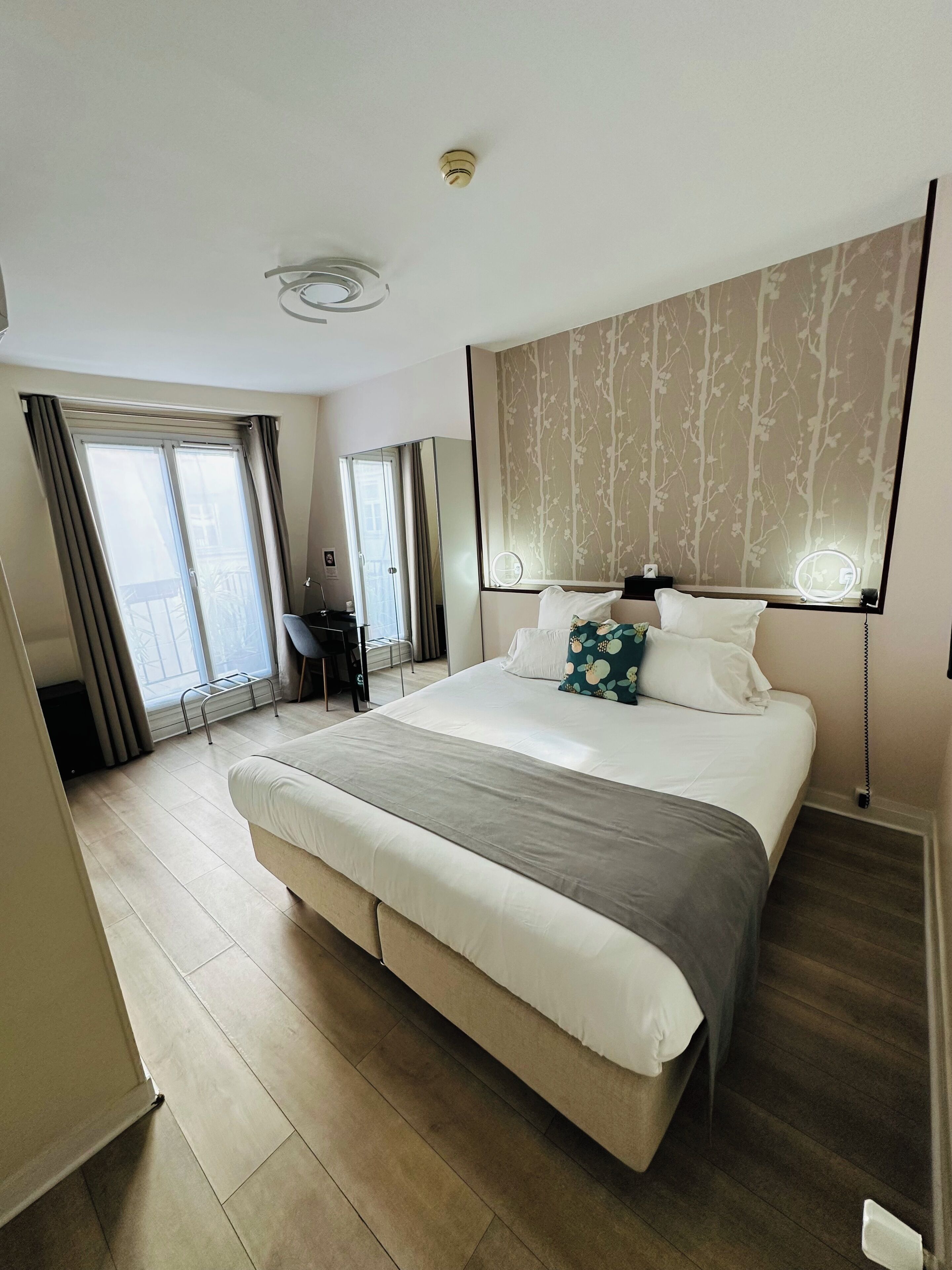 Standardværelse | Pengeskab på værelset, skrivebord, mørklægningsgardiner, lydisolering