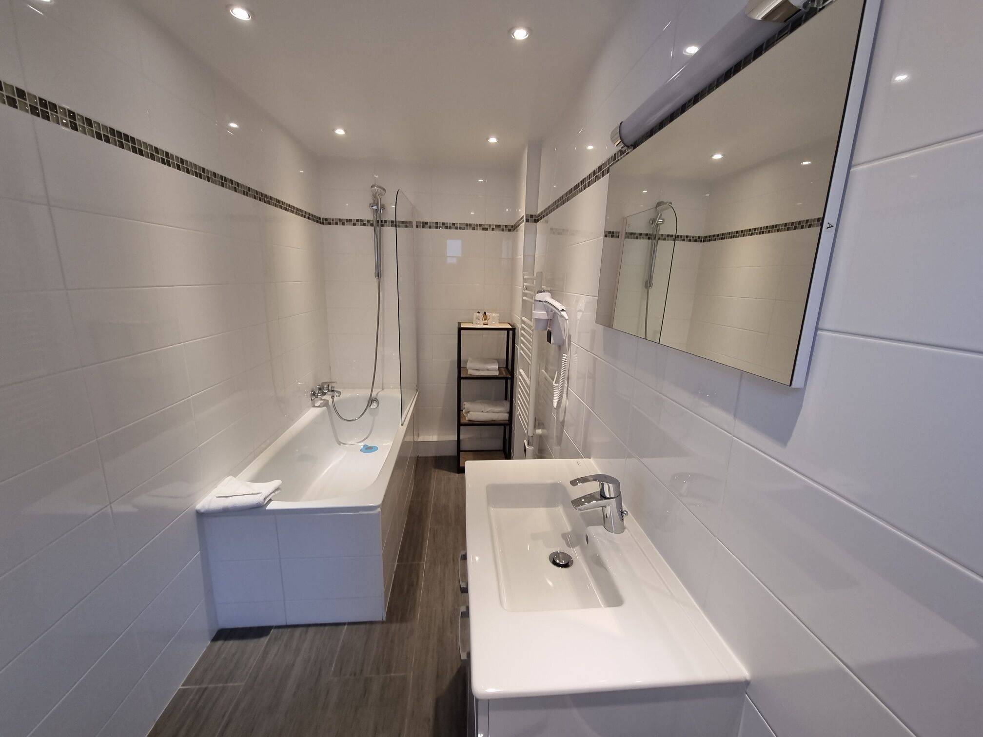 standard triple room | bathroom | free toiletries, hair dryer, towels