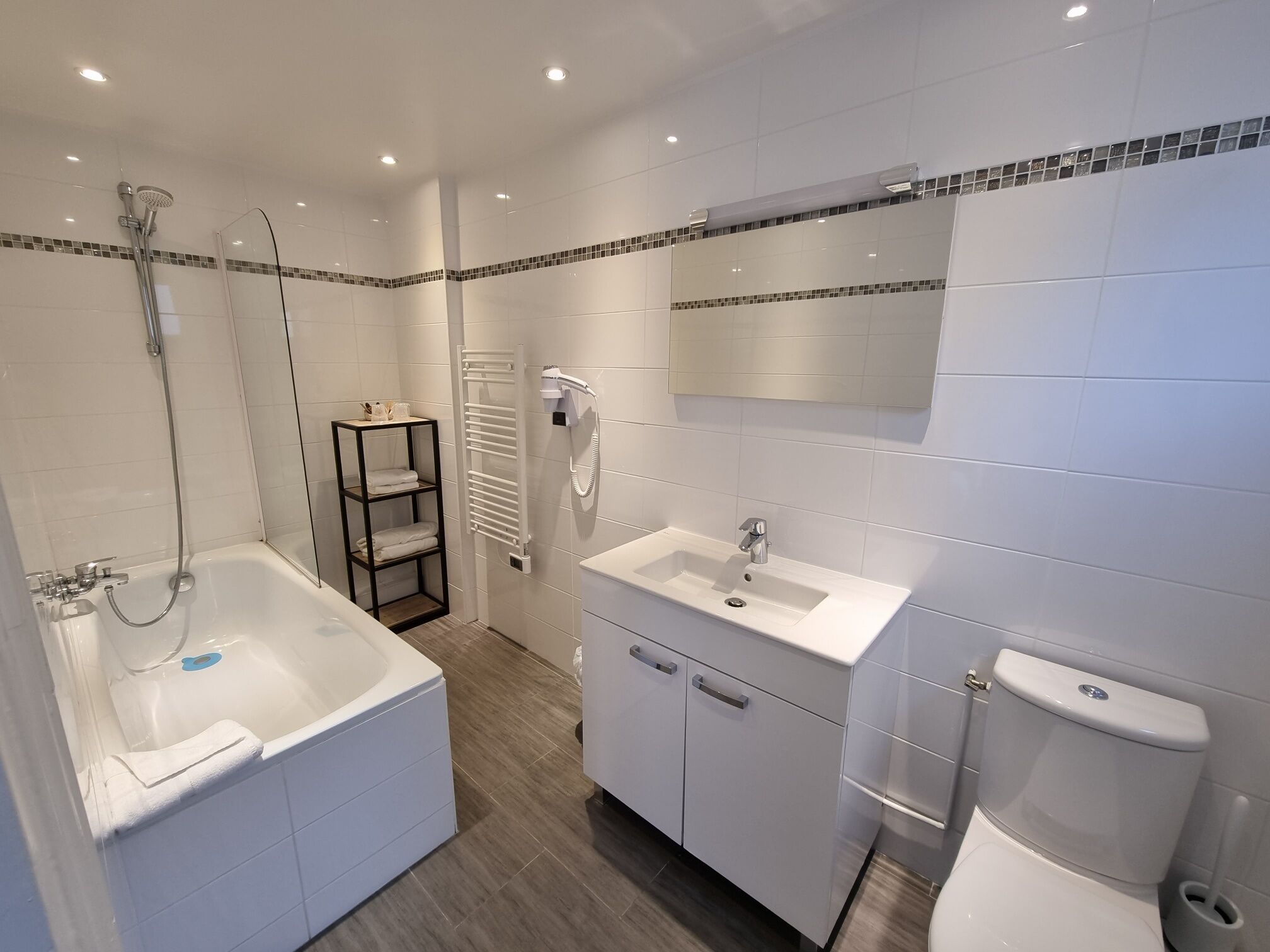 standard triple room | bathroom | free toiletries, hair dryer, towels