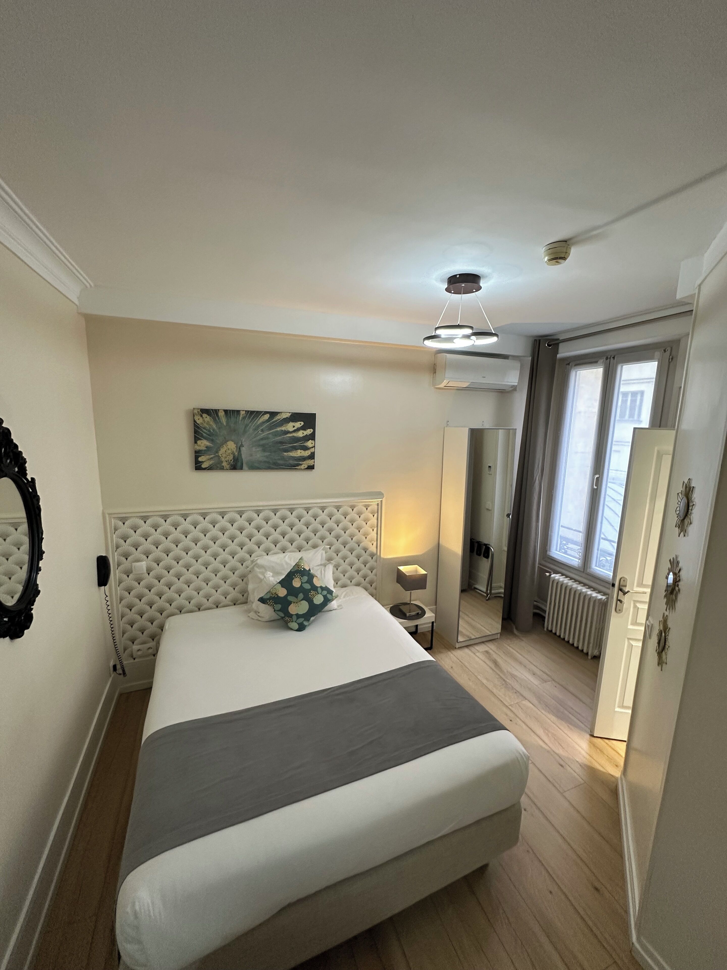 Enkeltværelse | Pengeskab på værelset, skrivebord, mørklægningsgardiner, lydisolering