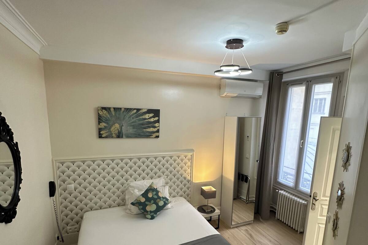 Single Room | In-room safe, desk, blackout curtains, soundproofing