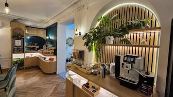 Café da manhã com buffet diário (EUR 16 por pessoa)
