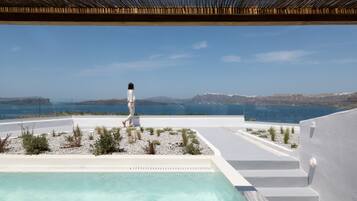 Family Room with Private Pool & Caldera view | Vue de la chambre