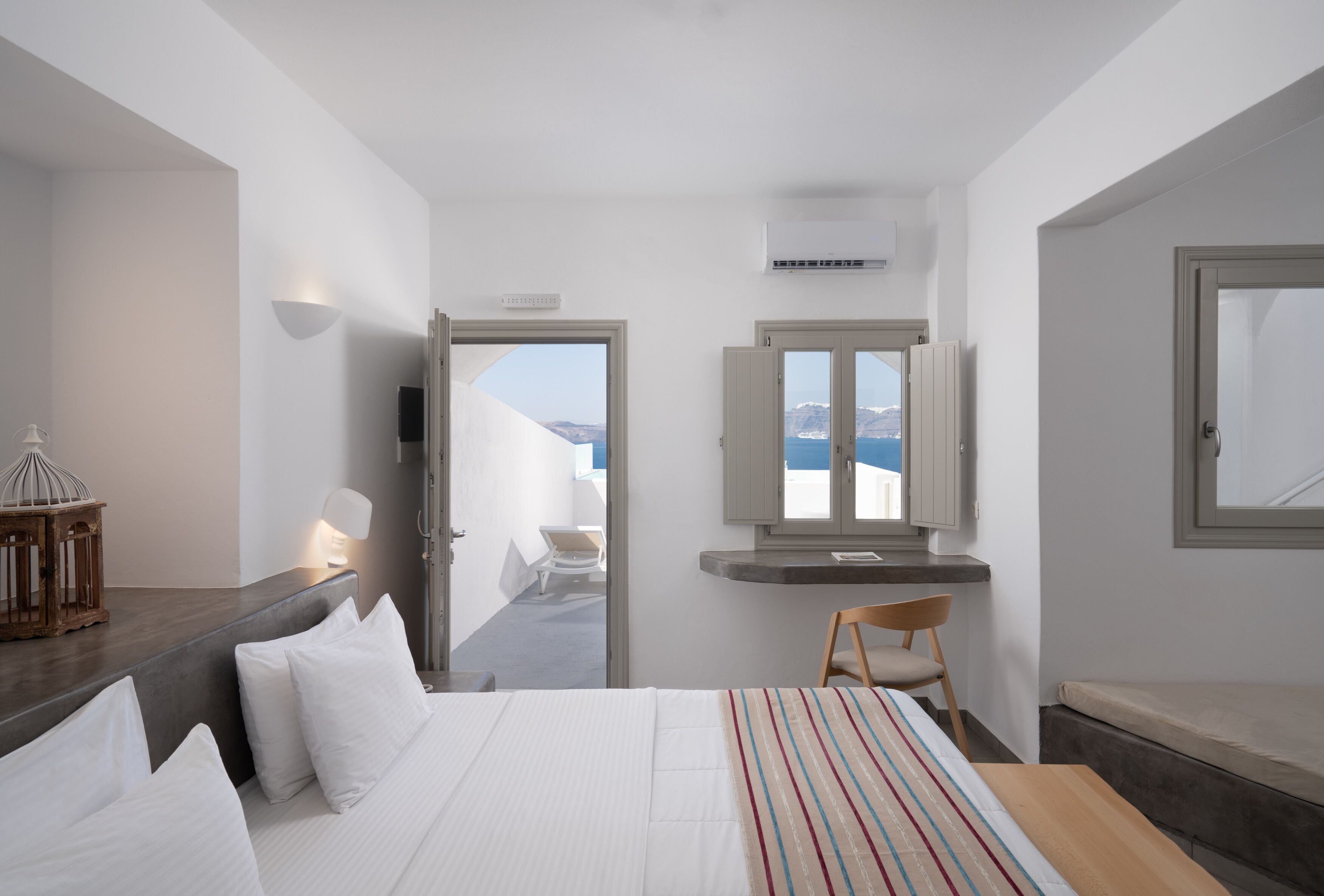 junior suite (plunge pool, caldera view) | living area | tv