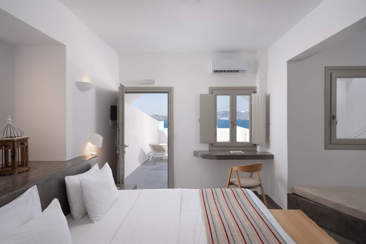 junior suite (plunge pool, caldera view) | living area | tv