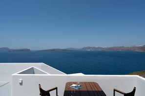 In-room safe, desk, soundproofing, iron/ironing board - Goulielmos Hotel & Spa (Santorini)
