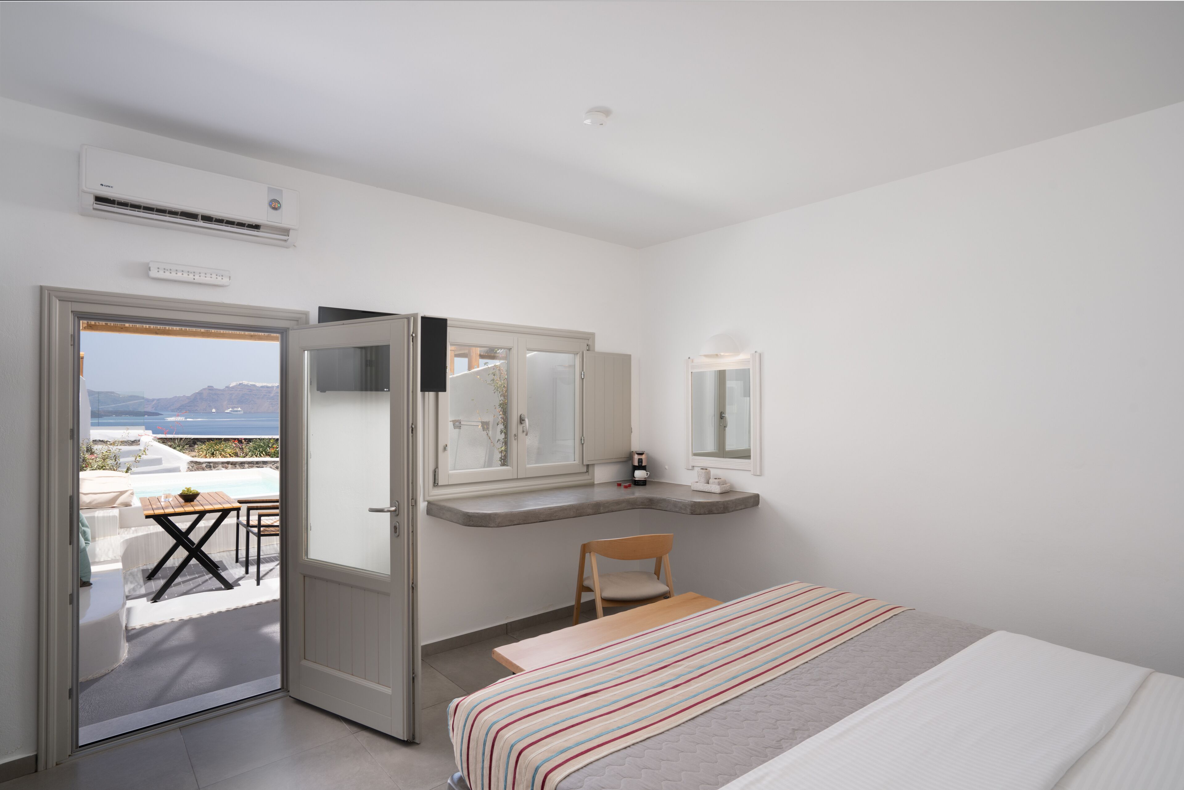 family room with private pool & caldera view | 1 bedroom, in-room safe, desk, soundproofing