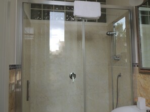 Triple Room, Balcony | Bathroom | Free toiletries, hair dryer, bathrobes, towels - B&B Nike (Syracuse)