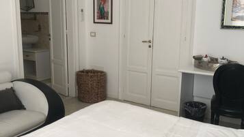 Kamer, 1 twee- of 2 eenpersoonsbedden, balkon, uitzicht op zee | Luxe beddengoed, een minibar, een bureau, geluiddichte muren