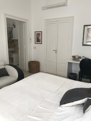 Premium bedding, minibar, desk, soundproofing - B&B Nike (Syracuse)