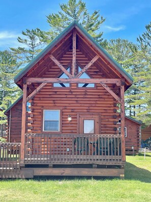 Family Cabin | Individually decorated, individually furnished, soundproofing - Cabins of Mackinaw (Mackinaw City)