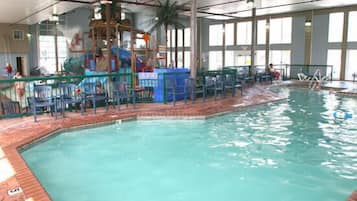 Una piscina cubierta, una piscina al aire libre de temporada, tumbonas