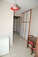 Tabla de planchar con plancha y ropa de cama