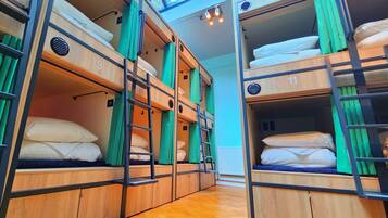 Una habitación tipo dormitorio con literas, cada una identificada con un número.