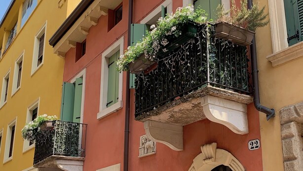 A building with a green door, a lion statue, and a sign reading "B&B Vicolo 22". - Vicolo 22 (Verona)
