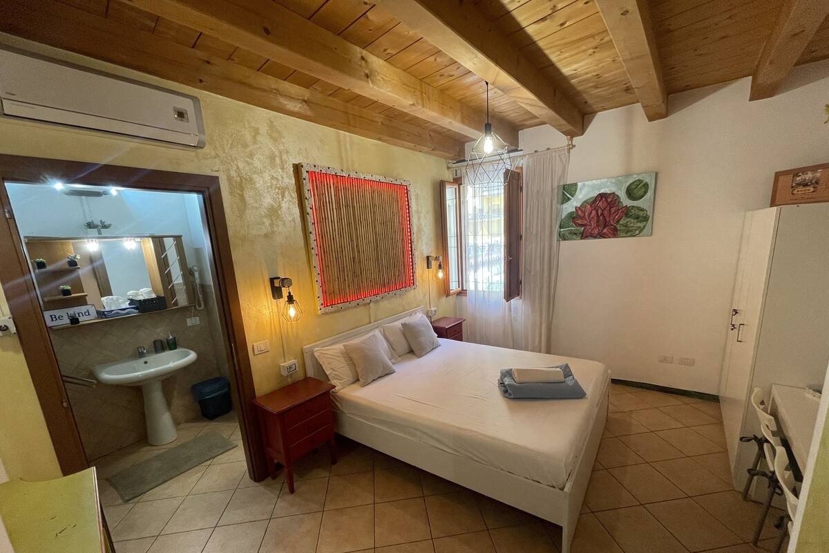 Standard Room | Peralatan tempat tidur premium, meja, Wi-fi percuma, cadar katil 