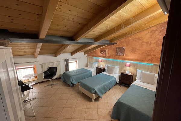 Triple Room | Peralatan tempat tidur premium, meja, Wi-fi percuma, cadar katil