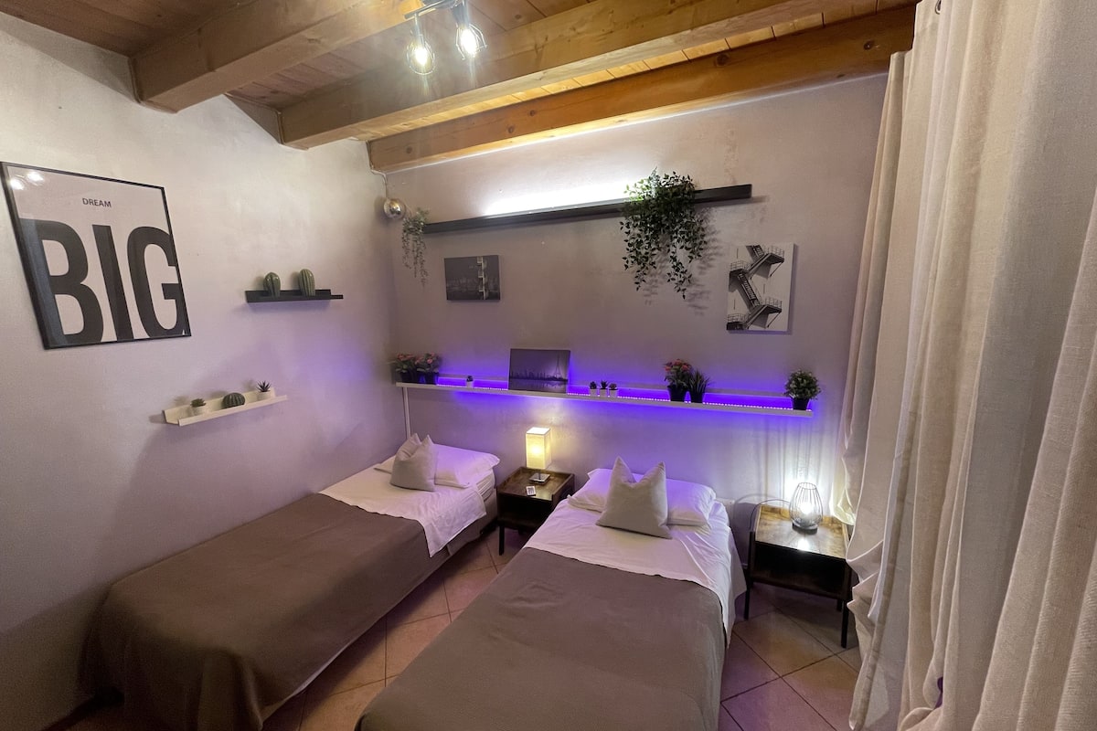 Basic Twin Room, Shared Bathroom | Peralatan tempat tidur premium, meja, Wi-fi percuma, cadar katil 