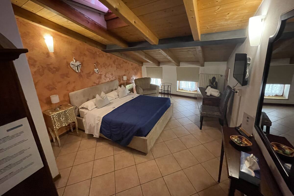 Basic Double or Twin Room, Shared Bathroom | Peralatan tempat tidur premium, meja, Wi-fi percuma, cadar katil 