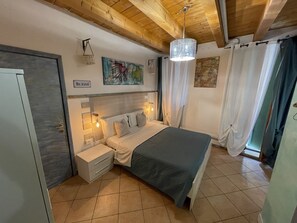 Habitación estándar | Ropa de cama de alta calidad, escritorio, wifi gratis y ropa de cama