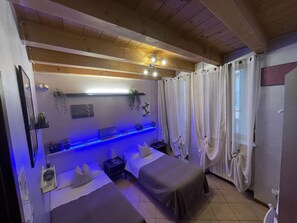 Basic Twin Room, Shared Bathroom | Premium bedding, desk, free WiFi, bed sheets - Vicolo 22 (Verona)