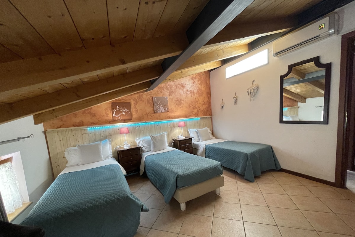 Triple Room | Peralatan tempat tidur premium, meja, Wi-fi percuma, cadar katil 